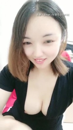 迷人的少妇露脸镜头前的诱惑，大黑牛加跳弹蹂躏无毛骚逼呻吟，骚逼真性感表情很销魂，玩到自己高潮抽搐 截图5