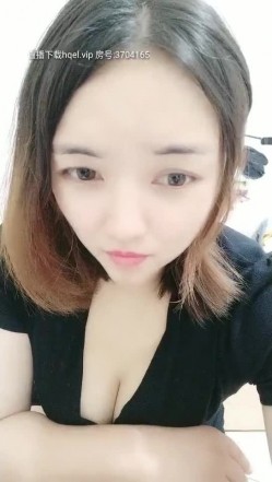 迷人的少妇露脸镜头前的诱惑，大黑牛加跳弹蹂躏无毛骚逼呻吟，骚逼真性感表情很销魂，玩到自己高潮抽搐 截图12
