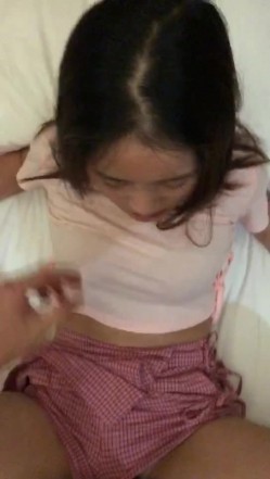 约炮学生妹，不喜欢穿内裤，把裤子往侧边一扯，露出小骚逼，就这样插进去，表情耐看，她在享受！ 截图1