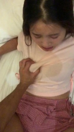 约炮学生妹，不喜欢穿内裤，把裤子往侧边一扯，露出小骚逼，就这样插进去，表情耐看，她在享受！ 截图15