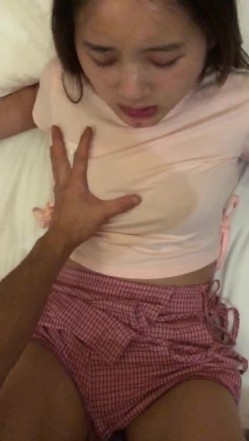 约炮学生妹，不喜欢穿内裤，把裤子往侧边一扯，露出小骚逼，就这样插进去，表情耐看，她在享受！ 截图16