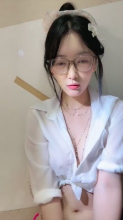 新人正宗校花下海 超级漂亮【小清宝宝】眼镜妹就是骚 带胸链 掰穴跳弹大鸡巴道具自慰 爽 截图1