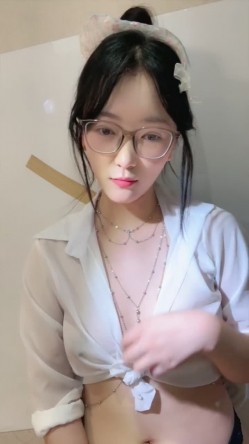 新人正宗校花下海 超级漂亮【小清宝宝】眼镜妹就是骚 带胸链 掰穴跳弹大鸡巴道具自慰 爽 截图2