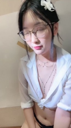 新人正宗校花下海 超级漂亮【小清宝宝】眼镜妹就是骚 带胸链 掰穴跳弹大鸡巴道具自慰 爽 截图3