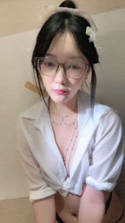 新人正宗校花下海 超级漂亮【小清宝宝】眼镜妹就是骚 带胸链 掰穴跳弹大鸡巴道具自慰 爽 截图4