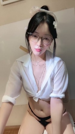 新人正宗校花下海 超级漂亮【小清宝宝】眼镜妹就是骚 带胸链 掰穴跳弹大鸡巴道具自慰 爽 截图5
