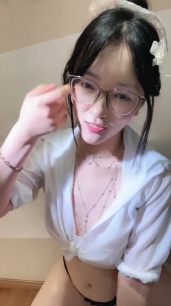新人正宗校花下海 超级漂亮【小清宝宝】眼镜妹就是骚 带胸链 掰穴跳弹大鸡巴道具自慰 爽 截图7