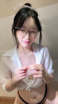 新人正宗校花下海 超级漂亮【小清宝宝】眼镜妹就是骚 带胸链 掰穴跳弹大鸡巴道具自慰 爽 截图8