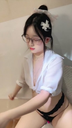 新人正宗校花下海 超级漂亮【小清宝宝】眼镜妹就是骚 带胸链 掰穴跳弹大鸡巴道具自慰 爽 截图9