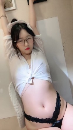 新人正宗校花下海 超级漂亮【小清宝宝】眼镜妹就是骚 带胸链 掰穴跳弹大鸡巴道具自慰 爽 截图10