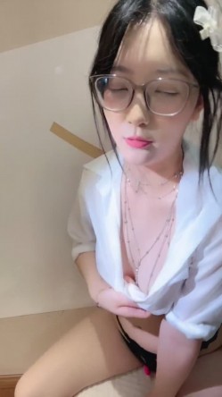 新人正宗校花下海 超级漂亮【小清宝宝】眼镜妹就是骚 带胸链 掰穴跳弹大鸡巴道具自慰 爽 截图13