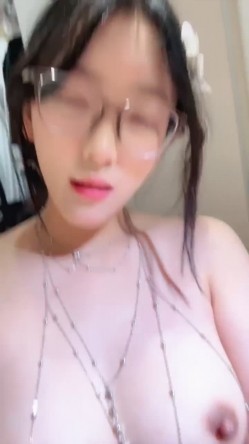 新人正宗校花下海 超级漂亮【小清宝宝】眼镜妹就是骚 带胸链 掰穴跳弹大鸡巴道具自慰 爽 截图16