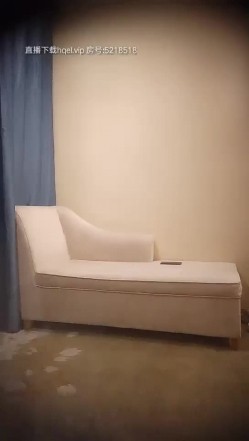《骚胖游全国》会所嫖妓偷拍颜值不错的牛仔短裙靓妹沙发调情床上干到妹子呻吟不断 截图3