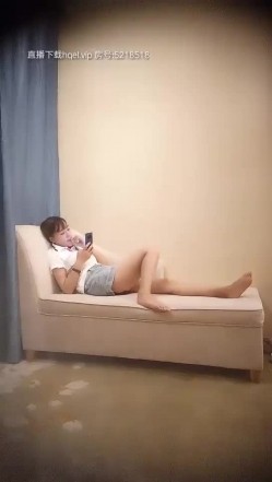 《骚胖游全国》会所嫖妓偷拍颜值不错的牛仔短裙靓妹沙发调情床上干到妹子呻吟不断 截图4