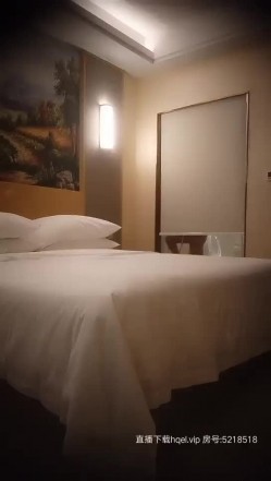 《骚胖游全国》会所嫖妓偷拍颜值不错的牛仔短裙靓妹沙发调情床上干到妹子呻吟不断 截图11