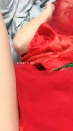 【极品淫妻 ️性爱淫乱】蜜桃臀超淫妻『青青』女神乱操 ️黑丝皮衣机车女孩乱入 喜欢翘臀后入猛操 截图14