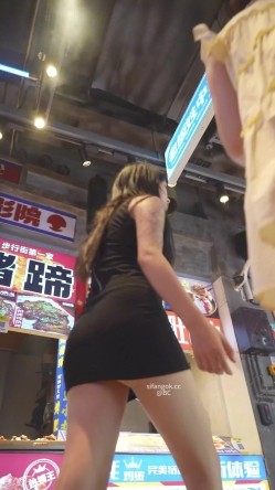 banana cat系列粉色吊带裙小姐姐试鞋的时候抬腿走光服装店里试衣服新买包臀裙刚换上就逛街被抄底 截图9