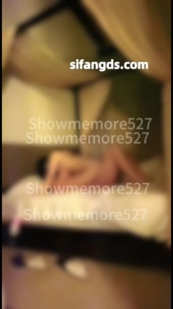 【绿帽淫妻】反差眼镜少妇，极品高颜值露脸人妻「SMMSMM」，约炮入珠单男，和上门推油男技师调情，被当作母狗多人淫趴调教 截图14