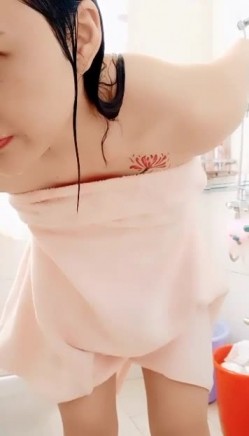 颜值不错的美少妇 床上自慰器震动阴蒂喷水 叫声淫荡 假JJ骑乘 来回抽插呻吟 浴室洗澡诱惑 非常精彩 截图16