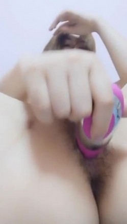 表情淫荡的少妇 床上道具插BB 高潮来的时候手速太快了 爽的不要不要的 截图4
