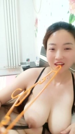 县城的极品小少妇，【小河弯弯】，户外尿尿~道具自慰~无套啪啪~内射口爆吞精 截图14