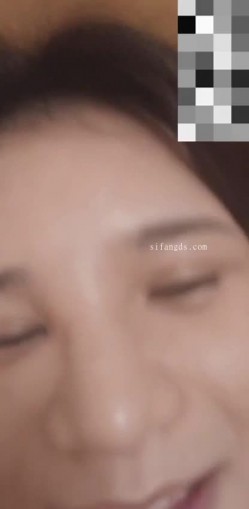 【精品泄密】三亚房产销售小苏，男友曝光流出，陪客户各种淫乱，附聊天记录，颜值高人也好骚，推荐 截图16