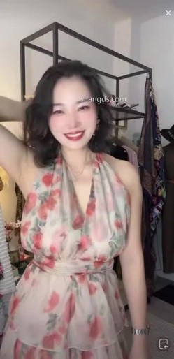 抖音极品熟女【蓝姐姐】隔壁精致的阿姨，道具自慰，大尺度掰逼展示，喜欢靓熟女的不可错过 截图1