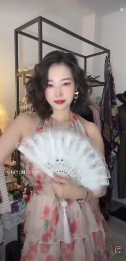 抖音极品熟女【蓝姐姐】隔壁精致的阿姨，道具自慰，大尺度掰逼展示，喜欢靓熟女的不可错过 截图2