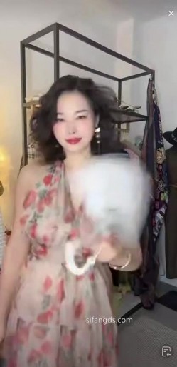 抖音极品熟女【蓝姐姐】隔壁精致的阿姨，道具自慰，大尺度掰逼展示，喜欢靓熟女的不可错过 截图3