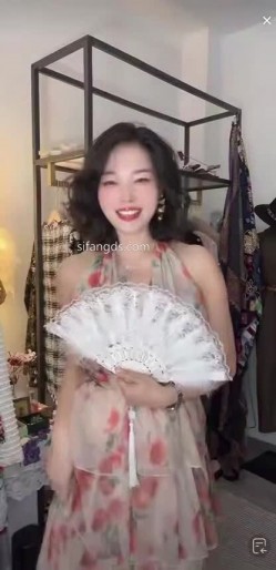 抖音极品熟女【蓝姐姐】隔壁精致的阿姨，道具自慰，大尺度掰逼展示，喜欢靓熟女的不可错过 截图4