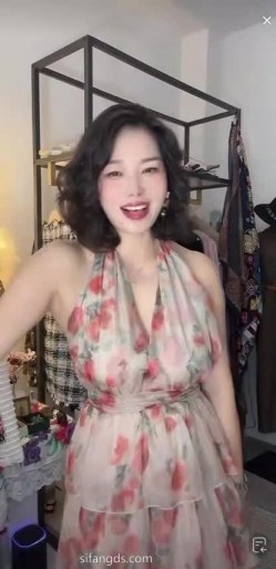 抖音极品熟女【蓝姐姐】隔壁精致的阿姨，道具自慰，大尺度掰逼展示，喜欢靓熟女的不可错过 截图6