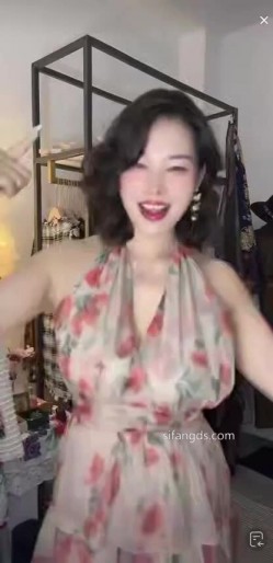 抖音极品熟女【蓝姐姐】隔壁精致的阿姨，道具自慰，大尺度掰逼展示，喜欢靓熟女的不可错过 截图7
