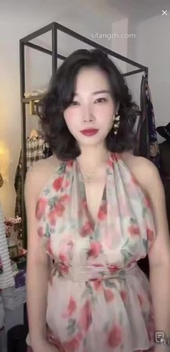 抖音极品熟女【蓝姐姐】隔壁精致的阿姨，道具自慰，大尺度掰逼展示，喜欢靓熟女的不可错过 截图8
