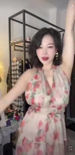 抖音极品熟女【蓝姐姐】隔壁精致的阿姨，道具自慰，大尺度掰逼展示，喜欢靓熟女的不可错过 截图10