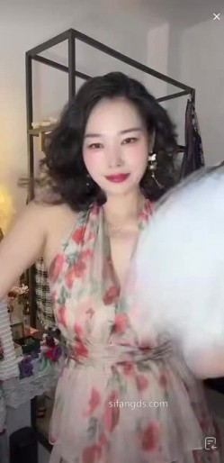 抖音极品熟女【蓝姐姐】隔壁精致的阿姨，道具自慰，大尺度掰逼展示，喜欢靓熟女的不可错过 截图11