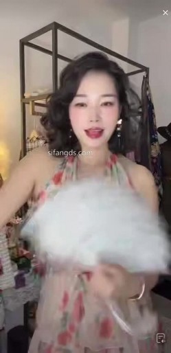 抖音极品熟女【蓝姐姐】隔壁精致的阿姨，道具自慰，大尺度掰逼展示，喜欢靓熟女的不可错过 截图12