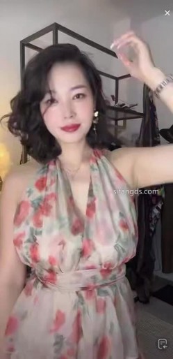 抖音极品熟女【蓝姐姐】隔壁精致的阿姨，道具自慰，大尺度掰逼展示，喜欢靓熟女的不可错过 截图13
