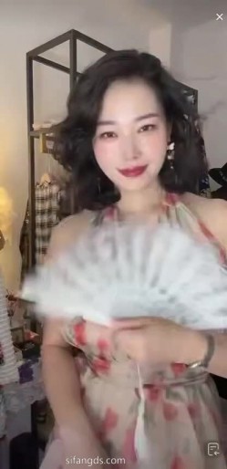 抖音极品熟女【蓝姐姐】隔壁精致的阿姨，道具自慰，大尺度掰逼展示，喜欢靓熟女的不可错过 截图14