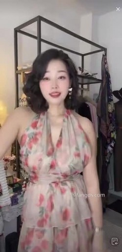 抖音极品熟女【蓝姐姐】隔壁精致的阿姨，道具自慰，大尺度掰逼展示，喜欢靓熟女的不可错过 截图15