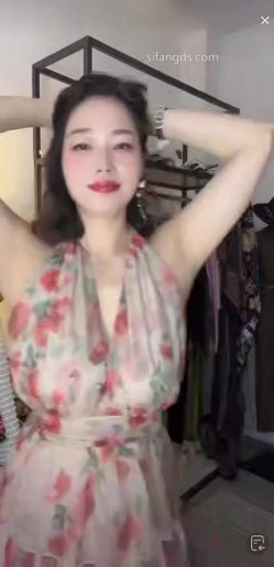 抖音极品熟女【蓝姐姐】隔壁精致的阿姨，道具自慰，大尺度掰逼展示，喜欢靓熟女的不可错过 截图16