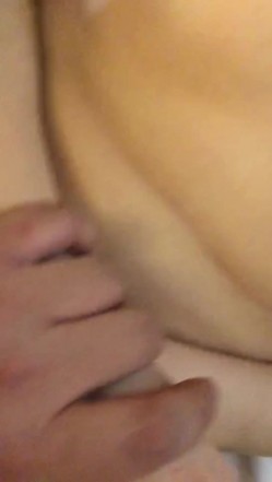 和阿姨感情深了，做爱拿手机记录下来，’你别录脸啊，哼~‘，有点小反抗，’别录了‘，’我们自己看 好啦‘！ 截图13