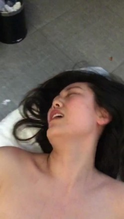 和阿姨感情深了，做爱拿手机记录下来，’你别录脸啊，哼~‘，有点小反抗，’别录了‘，’我们自己看 好啦‘！ 截图14