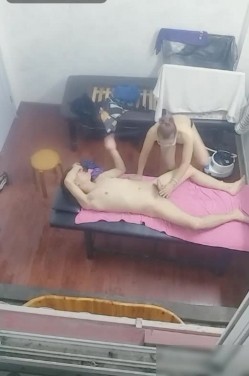 大神路边按摩足疗小店窗户外偸拍技术很牛逼的肥臀少妇给顾客全套服务搞的很激情这小按摩床玩出这么多花样 截图1