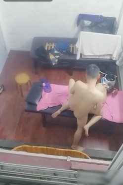 大神路边按摩足疗小店窗户外偸拍技术很牛逼的肥臀少妇给顾客全套服务搞的很激情这小按摩床玩出这么多花样 截图5