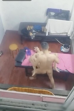 大神路边按摩足疗小店窗户外偸拍技术很牛逼的肥臀少妇给顾客全套服务搞的很激情这小按摩床玩出这么多花样 截图6