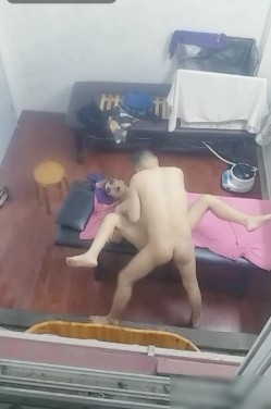 大神路边按摩足疗小店窗户外偸拍技术很牛逼的肥臀少妇给顾客全套服务搞的很激情这小按摩床玩出这么多花样 截图7