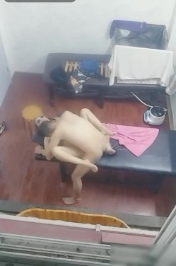 大神路边按摩足疗小店窗户外偸拍技术很牛逼的肥臀少妇给顾客全套服务搞的很激情这小按摩床玩出这么多花样 截图12