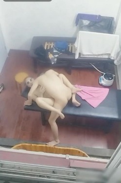 大神路边按摩足疗小店窗户外偸拍技术很牛逼的肥臀少妇给顾客全套服务搞的很激情这小按摩床玩出这么多花样 截图13