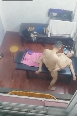 大神路边按摩足疗小店窗户外偸拍技术很牛逼的肥臀少妇给顾客全套服务搞的很激情这小按摩床玩出这么多花样 截图15