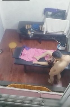 大神路边按摩足疗小店窗户外偸拍技术很牛逼的肥臀少妇给顾客全套服务搞的很激情这小按摩床玩出这么多花样 截图16
